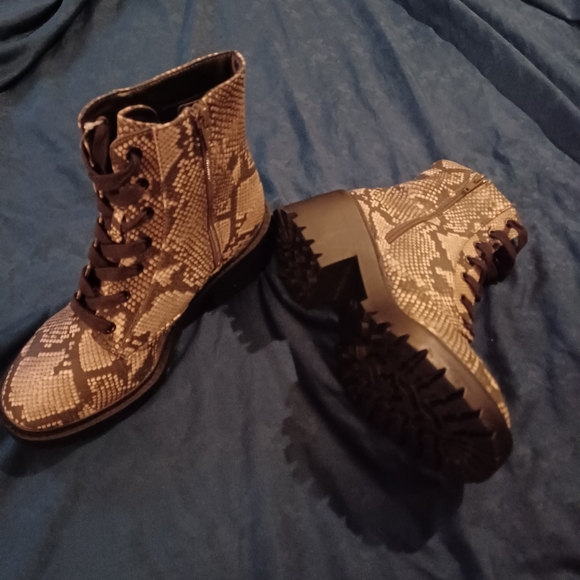 Faux Snake Brie Combat Boots • Size 8.5 • Universal Thread • NWT - Picture 2 of 12